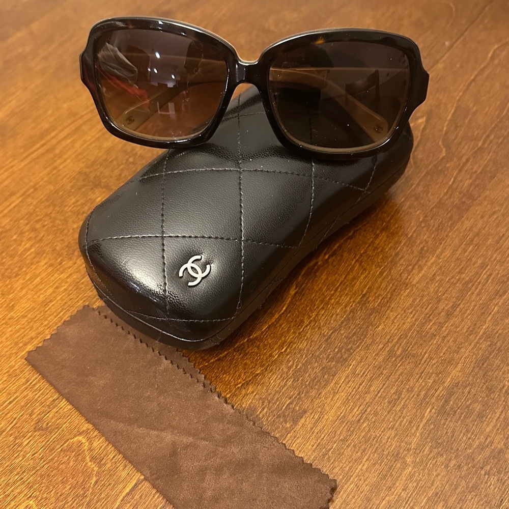CHANEL Vintage Tortoise Sunglasses with Brown Cloth and Black Quilted Case - Picture 6 of 10